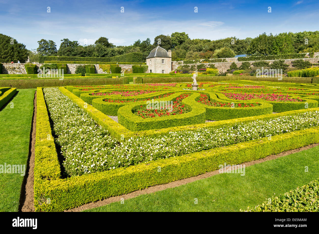 Giardini PITMEDDEN ABERDEENSHIRE in Scozia con un TWIN OGEE padiglione coperto e sei parterres fioriti circondati da siepi di bosso Foto Stock