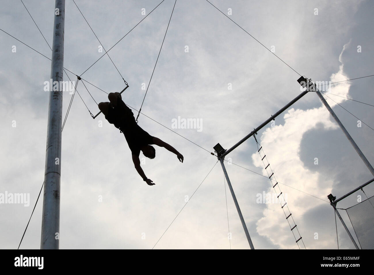Taguig City, Filippine. Il 15 agosto, 2014. Un flying trapeze studente oscilla in Flying Trapeze Filippine Scuola, Taguig City, Filippine, il 15 agosto 2014. Il Flying Trapeze Filippine (FTP) è il primo e unico full-size flying trapeze scuola nelle Filippine che approvvigiona per aspiranti acrobati e promuove la salute e il fitness come una forma alternativa di esercizio. Credito: Rouelle Umali/Xinhua/Alamy Live News Foto Stock
