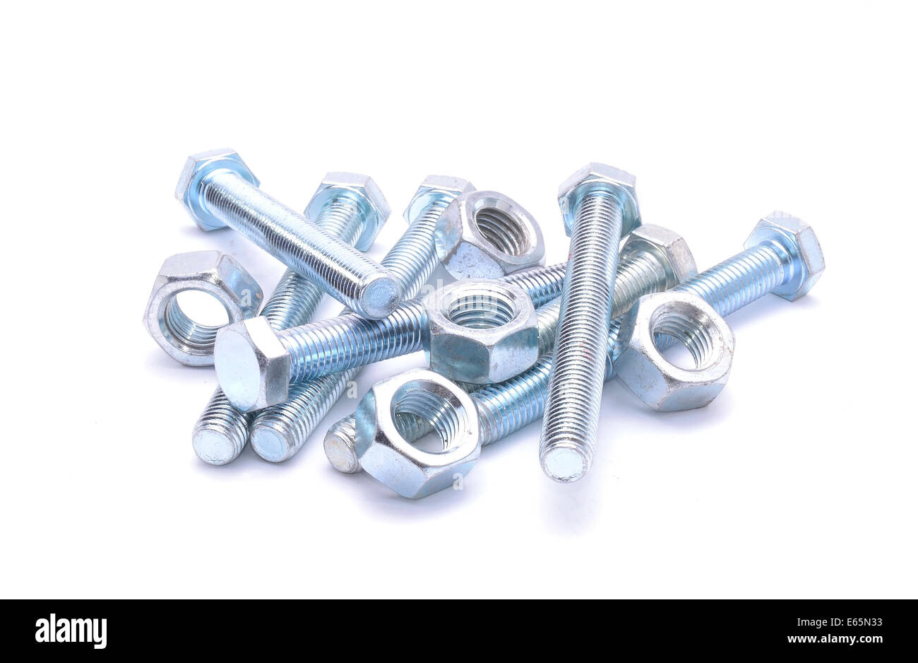 Vite in acciaio e i dadi a vite isolati su sfondo bianco Foto Stock