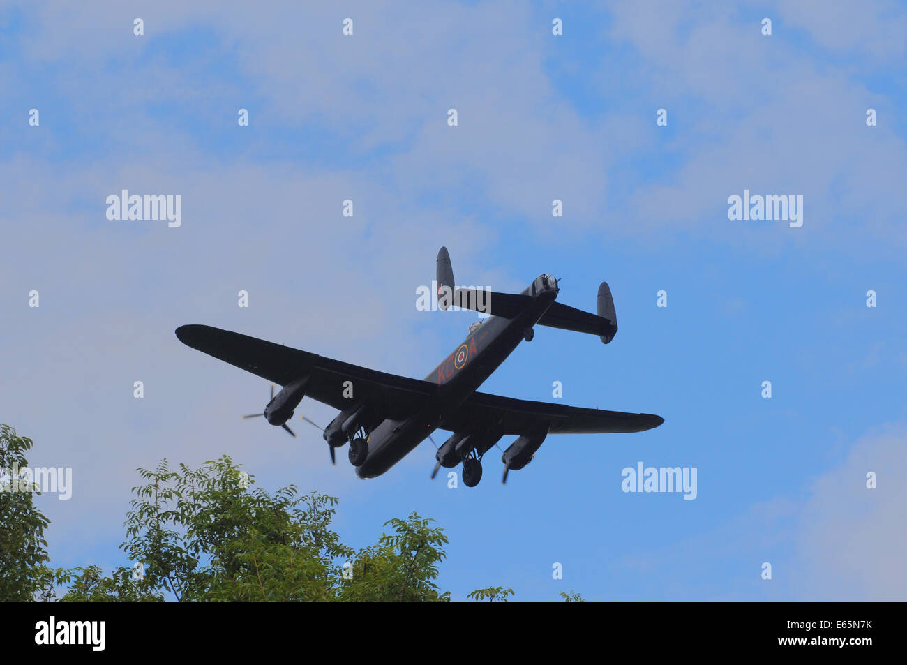 Biggin Hill, Kent, Regno Unito.15 Agosto 2014.WW2 aeromobili compresi Battaglia di Bretagna Memorial Volo e Canadian Lancaster sull approccio a Biggin Hill Airfield dopo flying display a Eastbourne. Credito: David Burr/Alamy Live News. Foto Stock