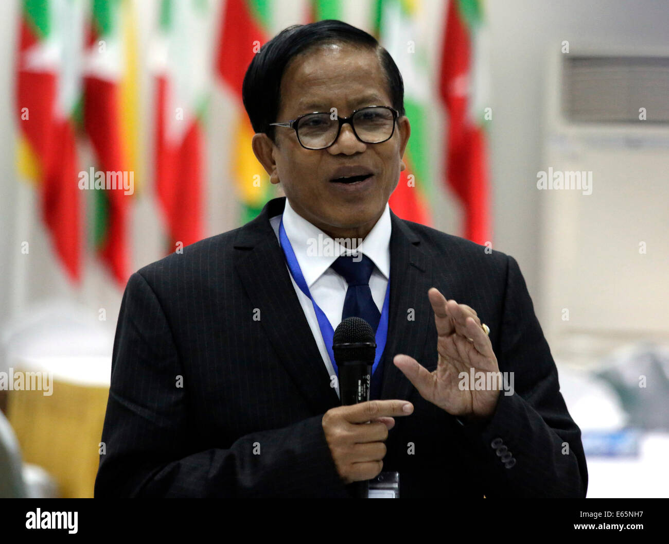 Yangon, Myanmar. Il 15 agosto, 2014. Leader di etnia di gruppi armati nazionali di coordinamento per il cessate il fuoco Team (NCCT) U Naing Han Tha parla ai media durante un giunto briefing con la stampa dopo un incontro tra il governo dell'Unione al processo di pace comitato di lavoro (UPWC) e l'NCCT al Myanmar Centro per la pace a Yangon, Myanmar, 15 agosto 2014. Credito: U Aung/Xinhua/Alamy Live News Foto Stock