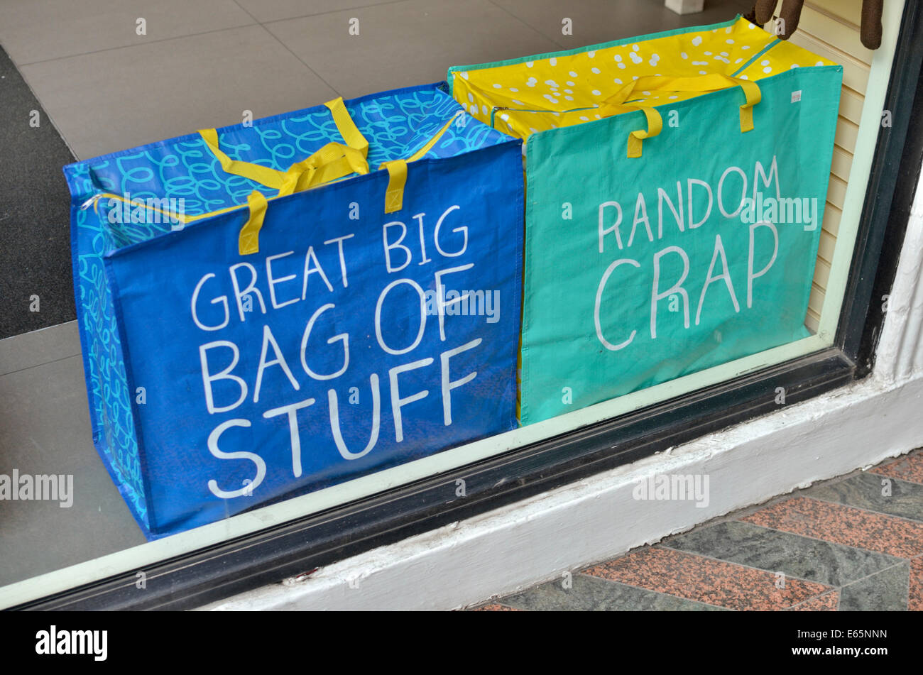 Due sacchetti, uno etichettati grande Big Bag di roba', altri etichettato 'Random Crap' Foto Stock