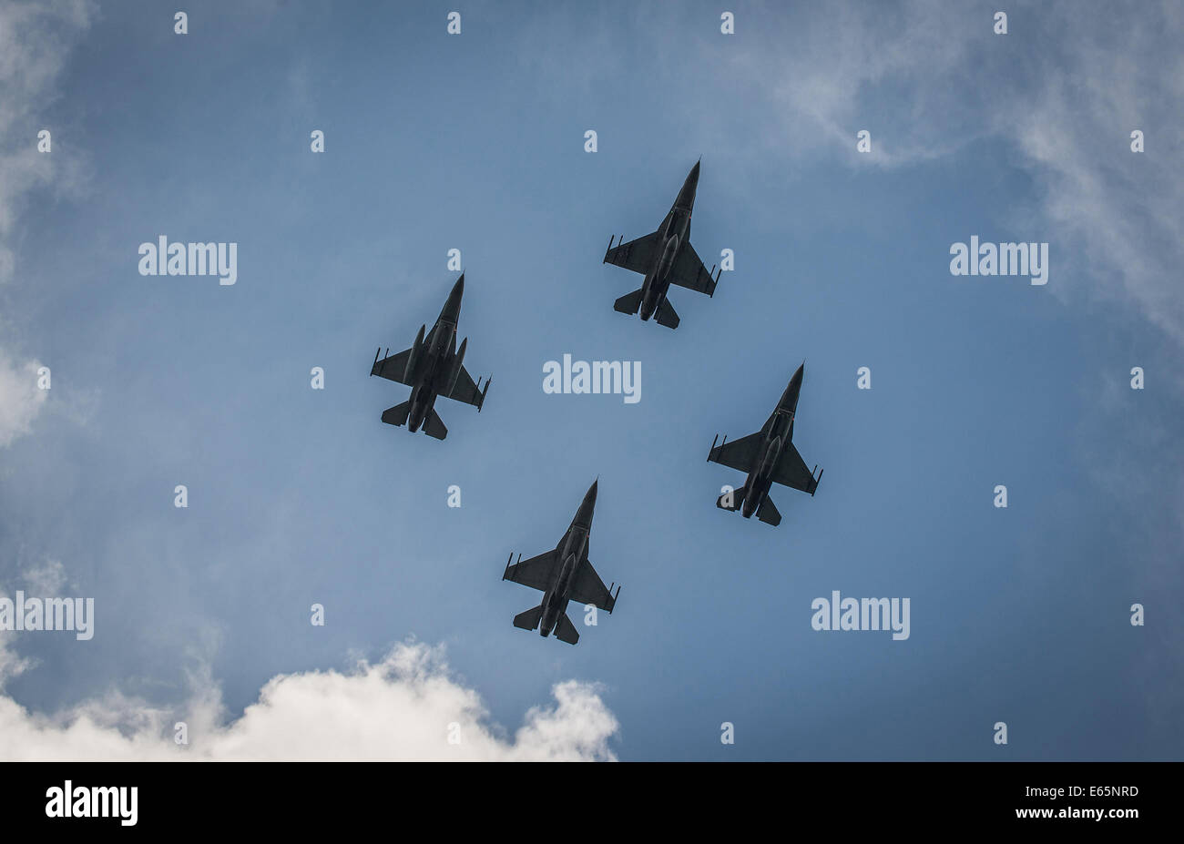 Varsavia, Polonia. 15 Agosto, 2014. Polish Air Force F-16 velivoli volare in città durante il più grande parata militare in anni con cisterne, veicoli, soldati e velivoli marcatura forze armate polacche giorno e anniversario della vittoria polacco contro il russo bolscevichi nel 1920 a Varsavia in Polonia. Credito: kpzfoto/Alamy Live News Foto Stock