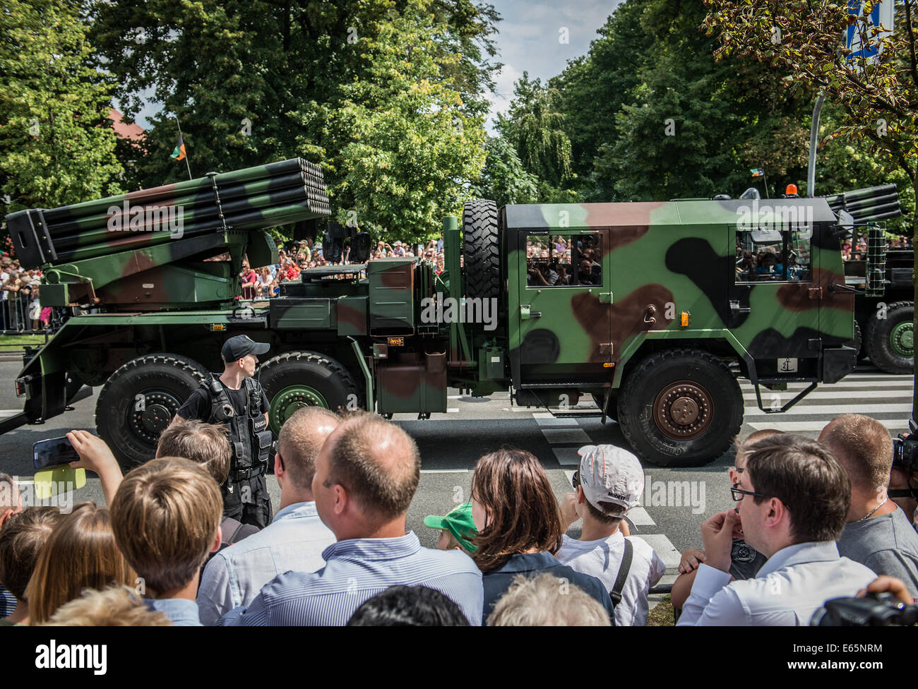 Varsavia, Polonia. 15 Agosto, 2014. Il polacco semovente per più rocket launcher WR-40 Langusta durante il più grande parata militare in anni con cisterne, veicoli, soldati e velivoli marcatura forze armate polacche giorno e anniversario della vittoria polacco contro il russo bolscevichi nel 1920 a Varsavia in Polonia. Credito: kpzfoto/Alamy Live News Foto Stock