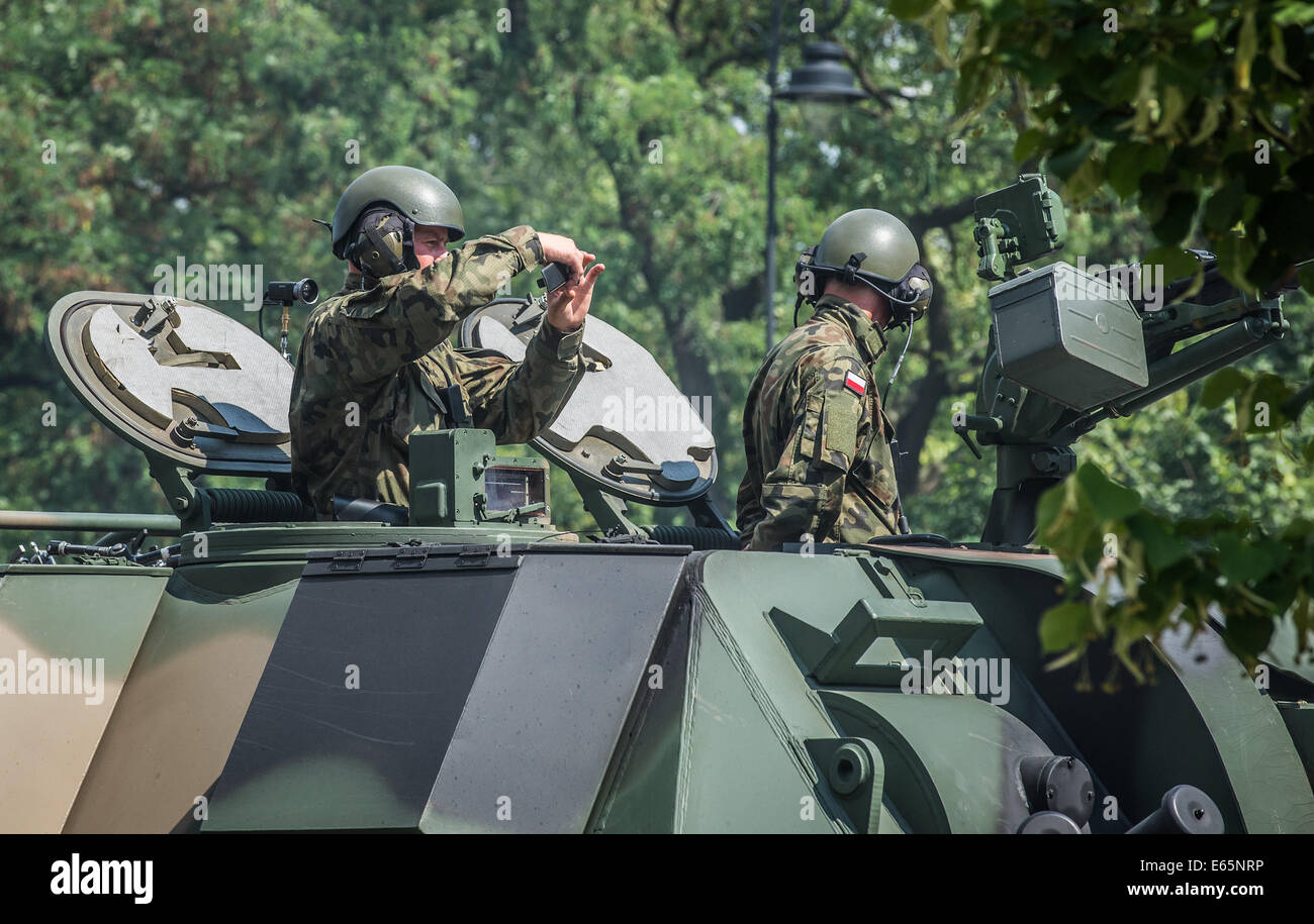Varsavia, Polonia. 15 Agosto, 2014. Soldati polacchi durante il più grande parata militare in anni con cisterne, veicoli, soldati e velivoli marcatura forze armate polacche giorno e anniversario della vittoria polacco contro il russo bolscevichi nel 1920 a Varsavia in Polonia. Credito: kpzfoto/Alamy Live News Foto Stock