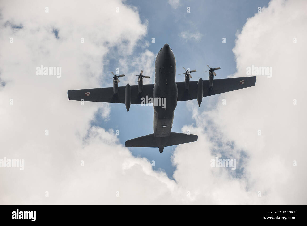 Varsavia, Polonia. 15 Agosto, 2014. Polish Air Force C-130 Hercules Aeromobili sorvolano città durante la grande parata militare in anni con cisterne, veicoli, soldati e velivoli marcatura forze armate polacche giorno e anniversario della vittoria polacco contro il russo bolscevichi nel 1920 a Varsavia in Polonia. Credito: kpzfoto/Alamy Live News Foto Stock