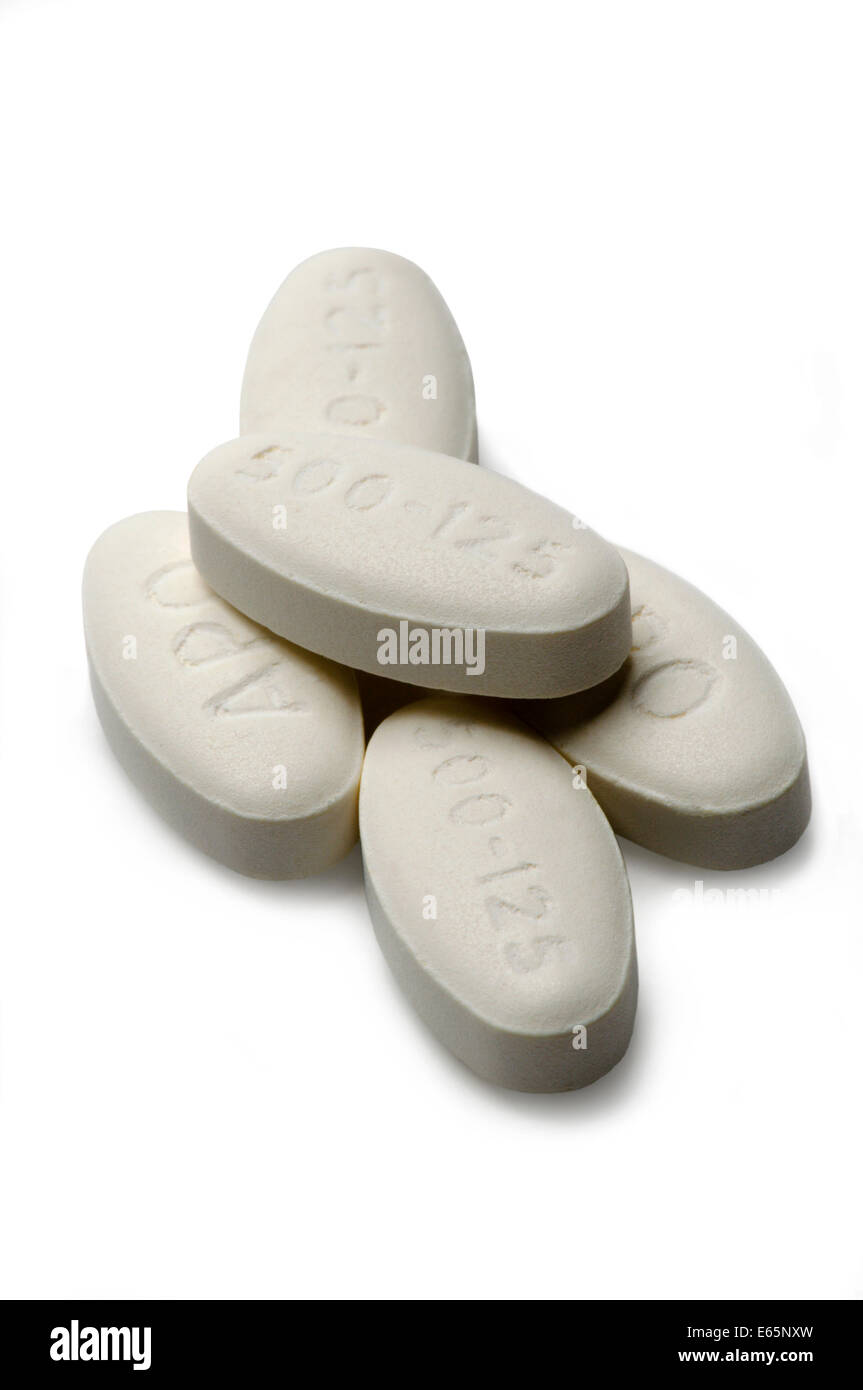 Amoxicillina compresse clavulanico su bianco Foto stock - Alamy