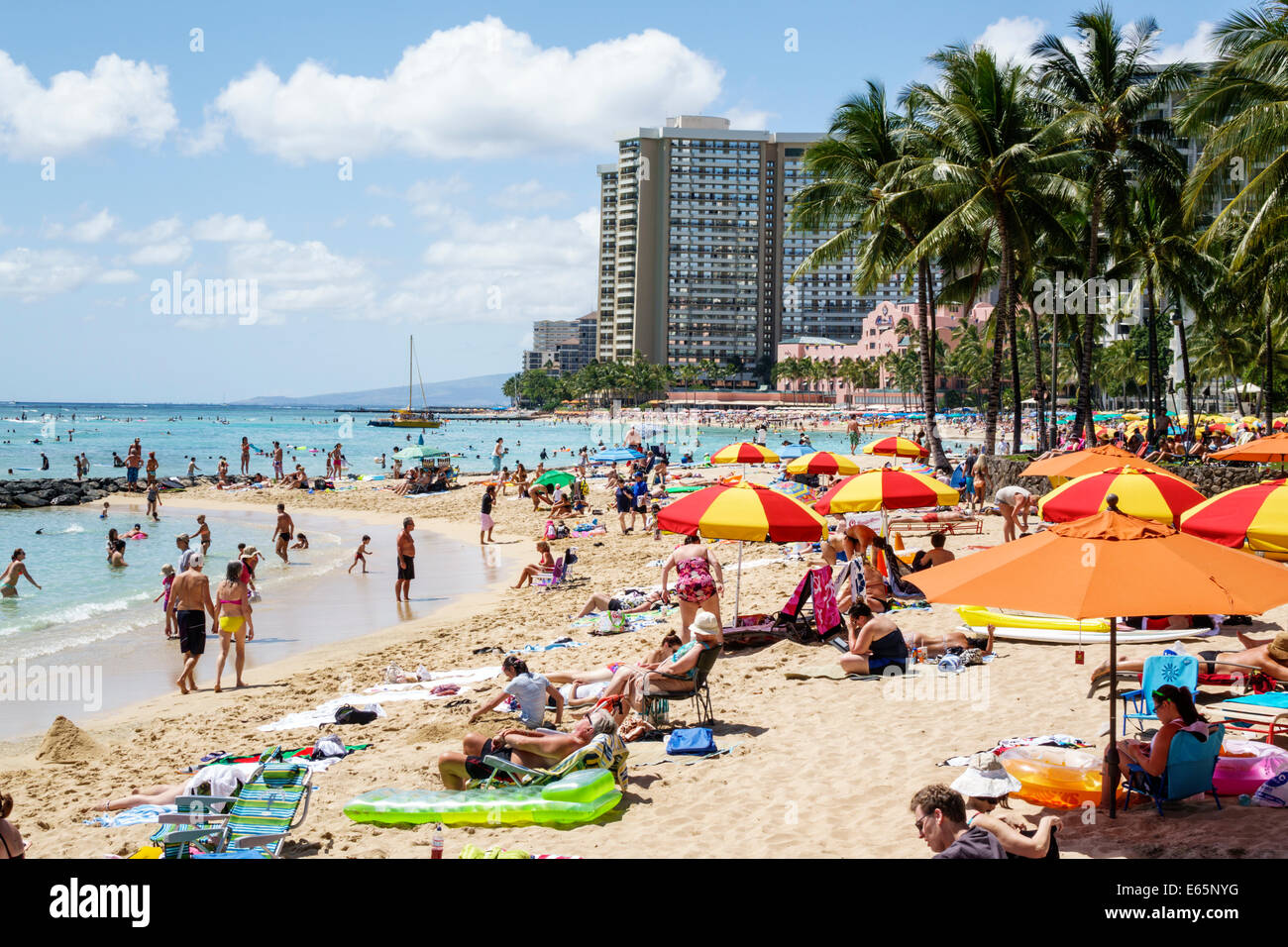 Honolulu Hawaii,Oahu,Hawaiian,Waikiki Beach,resort,Kuhio Beach state Park,Oceano Pacifico,ombrelloni,famiglie,affollate,Sheraton Waikiki,hotel,U. Foto Stock