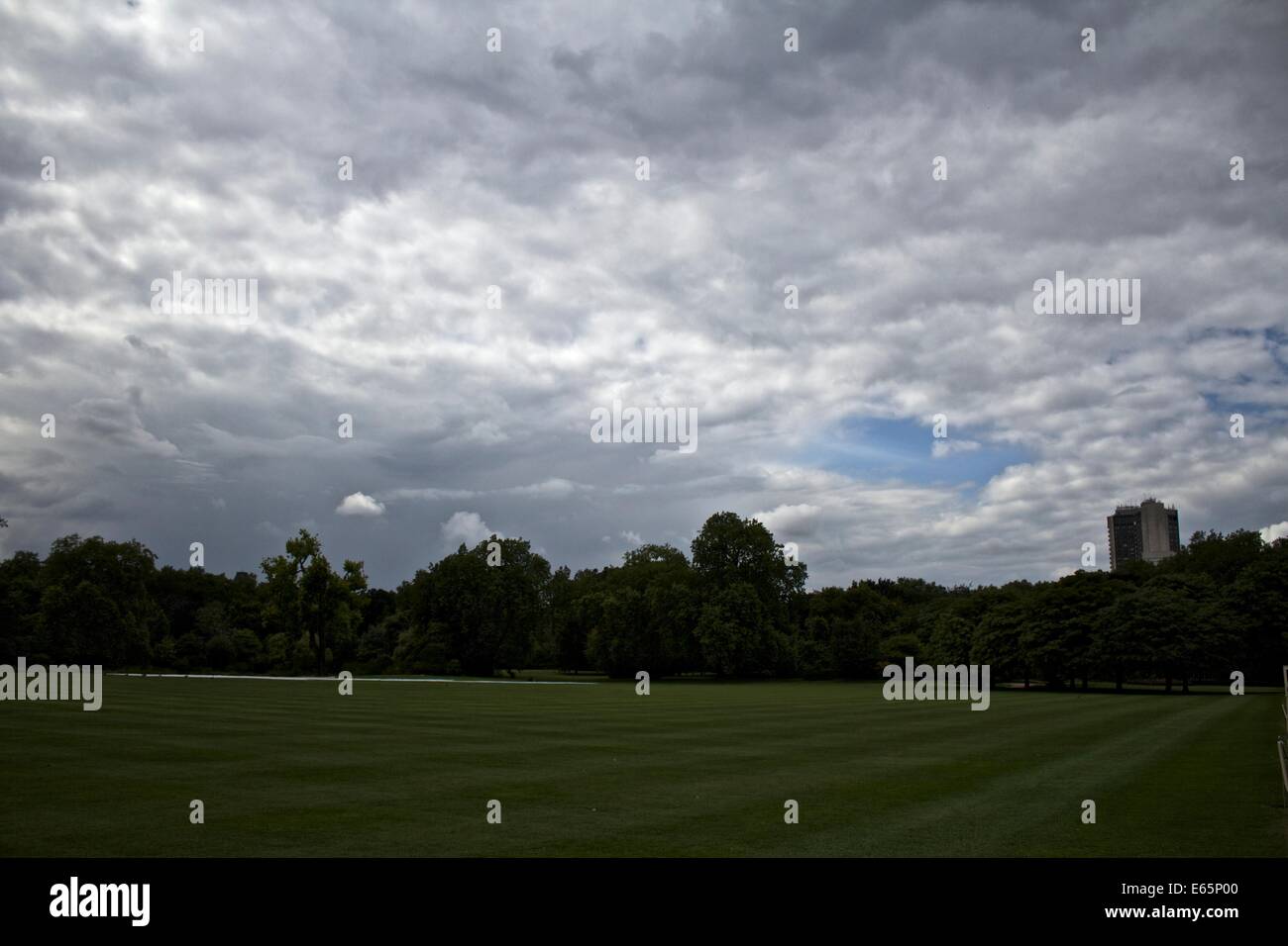 Pomeriggio di nuvole sopra i giardini di Buckingham Palace di Londra Foto Stock