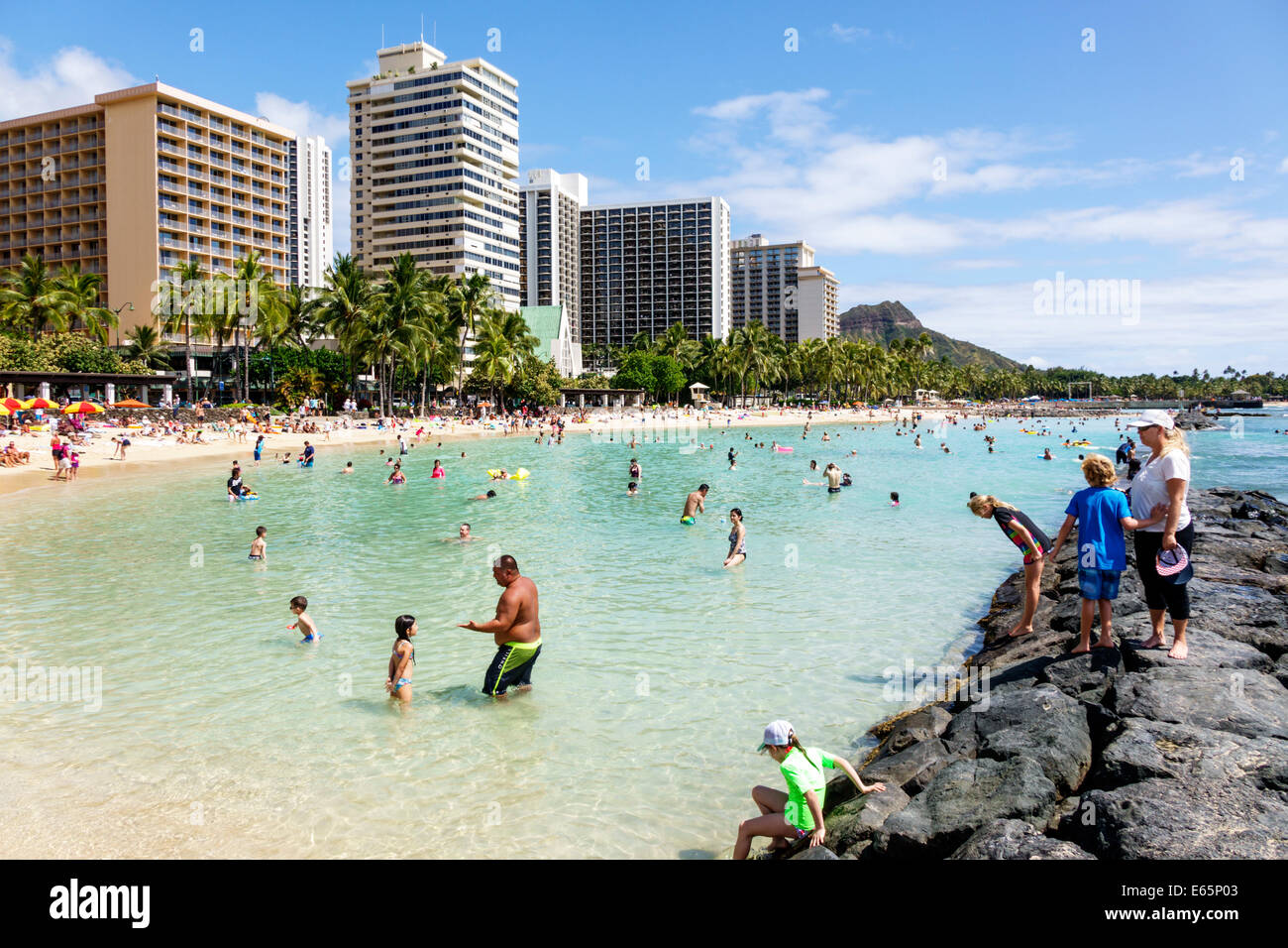 Honolulu Hawaii,Oahu,Hawaiian,Waikiki Beach,resort,Kuhio Beach state Park,Oceano Pacifico,solarium,famiglie,affollate,alte costruzioni,hotel,condomin Foto Stock