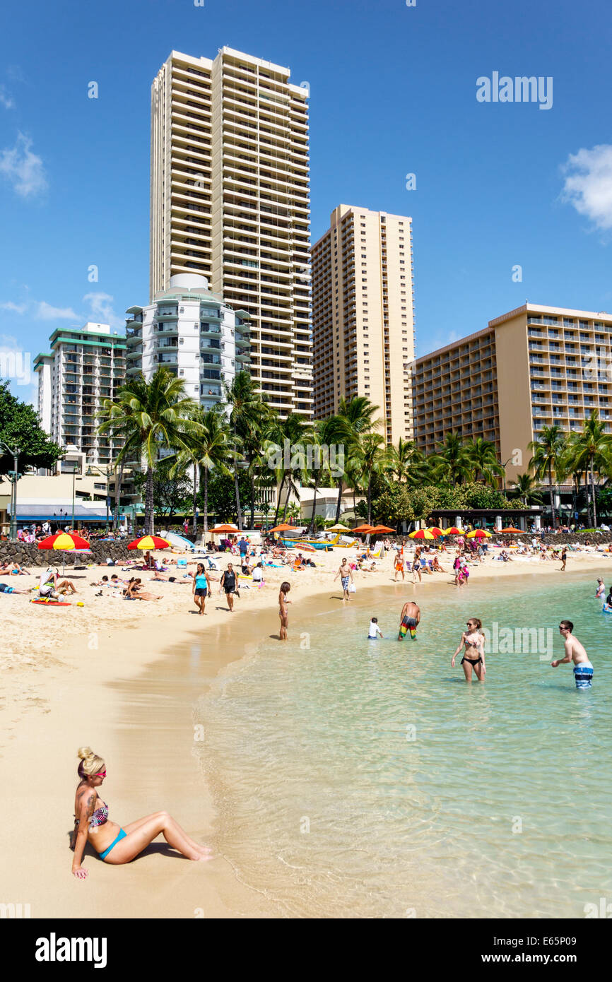Honolulu Hawaii,Oahu,Hawaiian,Waikiki Beach,resort,Kuhio Beach state Park,Oceano Pacifico,solarium,famiglie,affollate,alte costruzioni,hotel,condomin Foto Stock