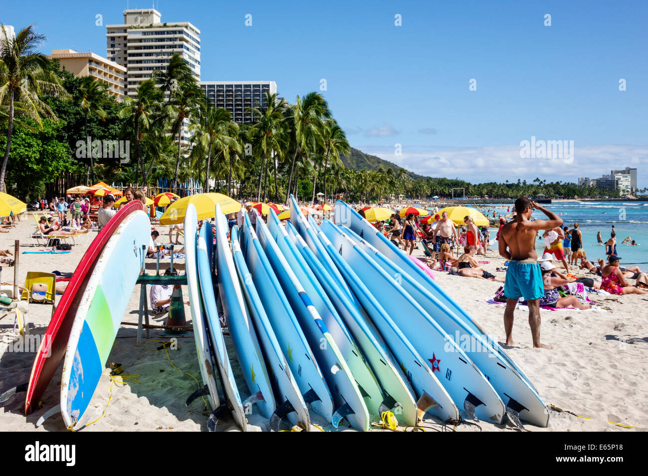 Honolulu Hawaii,Oahu,Hawaiian,Waikiki Beach,resort,Kuhio Beach state Park,Oceano Pacifico,solarium,famiglie,affollate,ombrelloni,tavole da surf,affitto,U Foto Stock