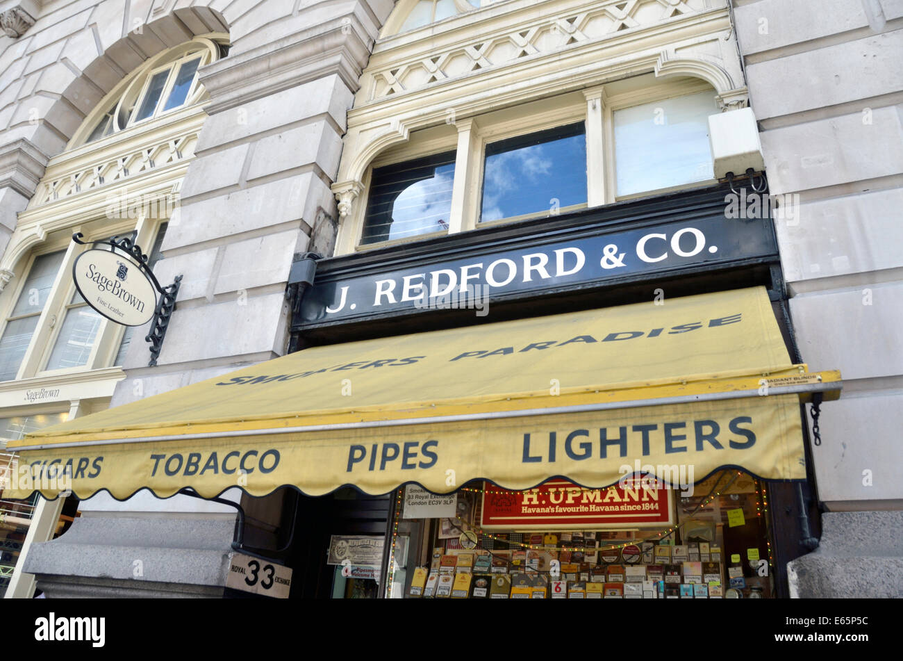 J Redford e Co tradizionale negozio di fumatori in Royal Exchange, città di Londra, Regno Unito Foto Stock