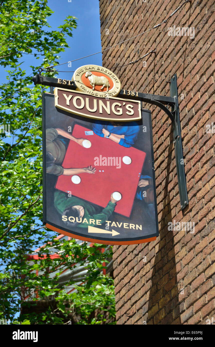 Square Tavern pub accedi Hampstead Road, Londra, Regno Unito. Foto Stock