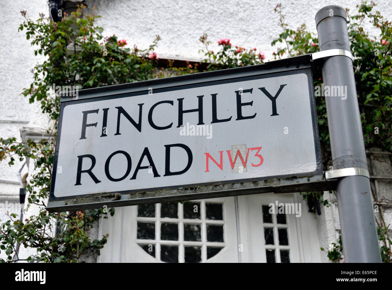 Finchley Road NW3 strada segno esterno di una casa di Londra, Regno Unito. Foto Stock