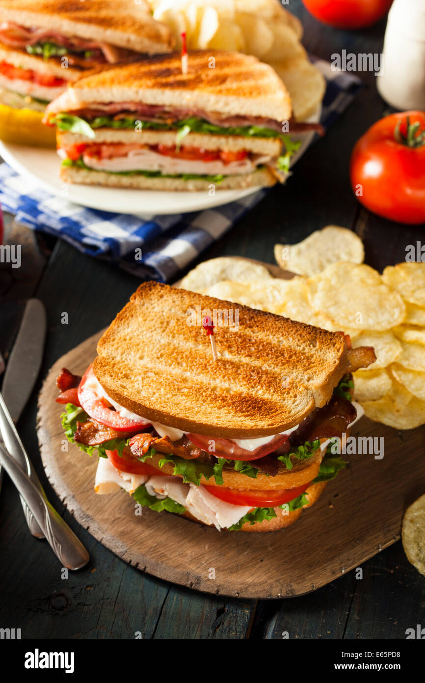 La Turchia e la pancetta Club Sandwich con lattuga e pomodoro Foto Stock