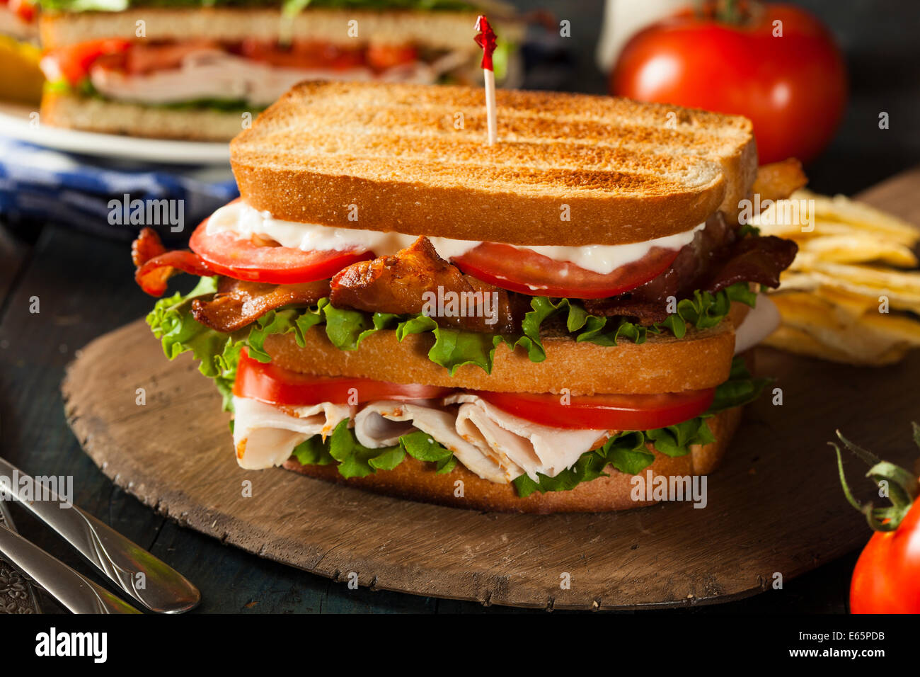 La Turchia e la pancetta Club Sandwich con lattuga e pomodoro Foto Stock
