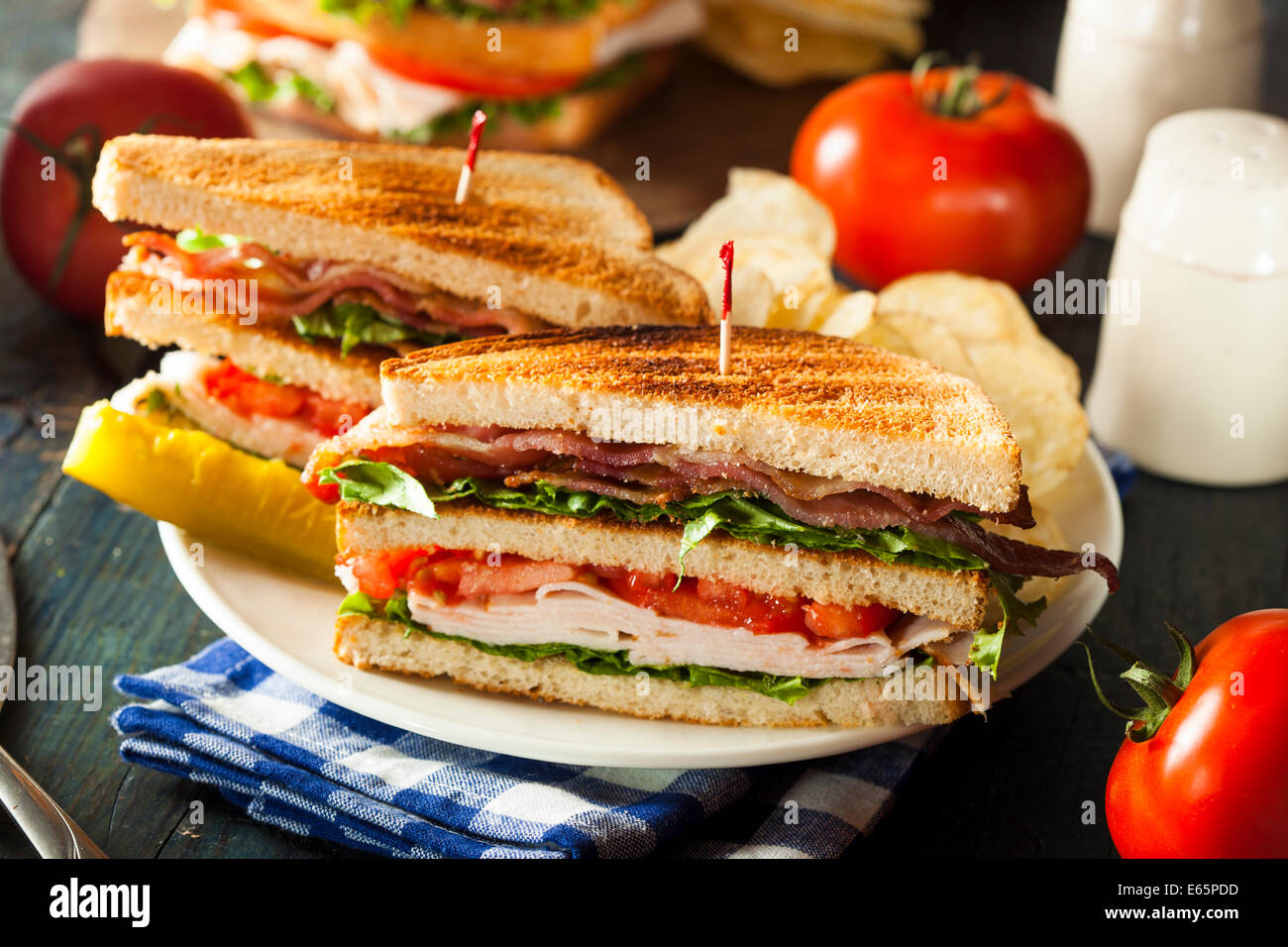 La Turchia e la pancetta Club Sandwich con lattuga e pomodoro Foto Stock