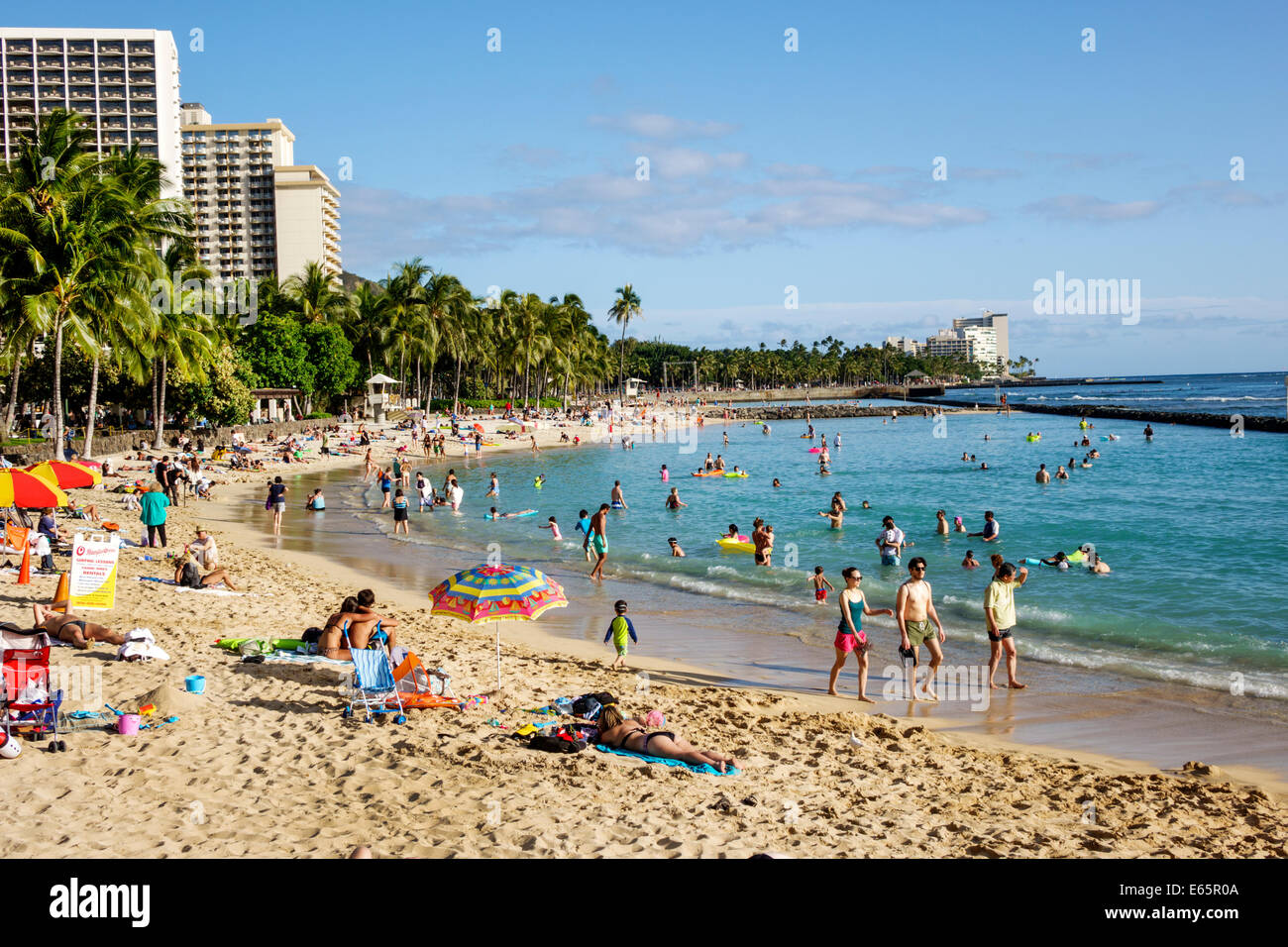Honolulu Hawaii,Oahu,Hawaiian,Waikiki Beach,resort,Kuhio Beach state Park,Oceano Pacifico,solarium,famiglie,USA,Stati Uniti,Stati Uniti,America Polinesia,HI1 Foto Stock