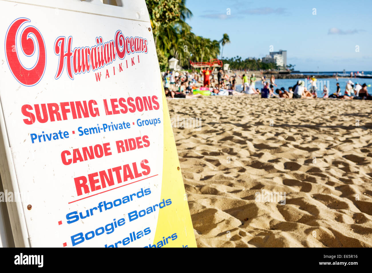 Honolulu Hawaii,Oahu,Hawaiian,Waikiki Beach,resort,Kuhio Beach state Park,Oceano Pacifico,solarium,famiglie,insegna,lezioni di surf,noleggi,tavole da surf,US Foto Stock