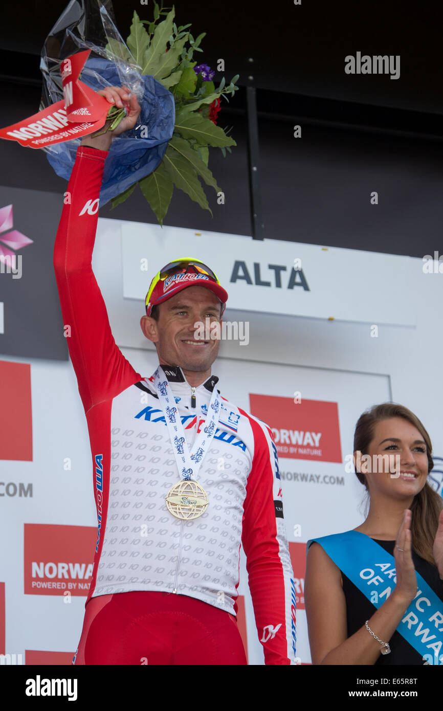 Alta, Norvegia. Il 15 agosto, 2014. Arctic gara di Norvegia 2014, giorno 2 Alexander Kristoff (Team Katusha) riceve il primo prezzo dopo la seconda fase di gara artiche della Norvegia. La gara è stata 207km e avviato in Honningsvaag, vicino a Capo Nord Credito: Radarfoto/Alamy Live News Foto Stock