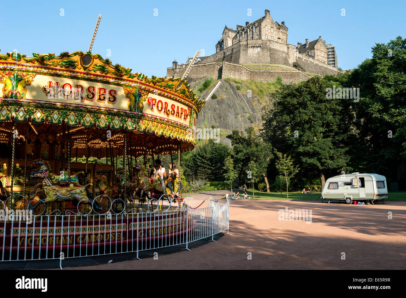 Tradizionale Merry Go Round e carvan in Princes Street Gardens ai piedi del Castello di Edimburgo Foto Stock