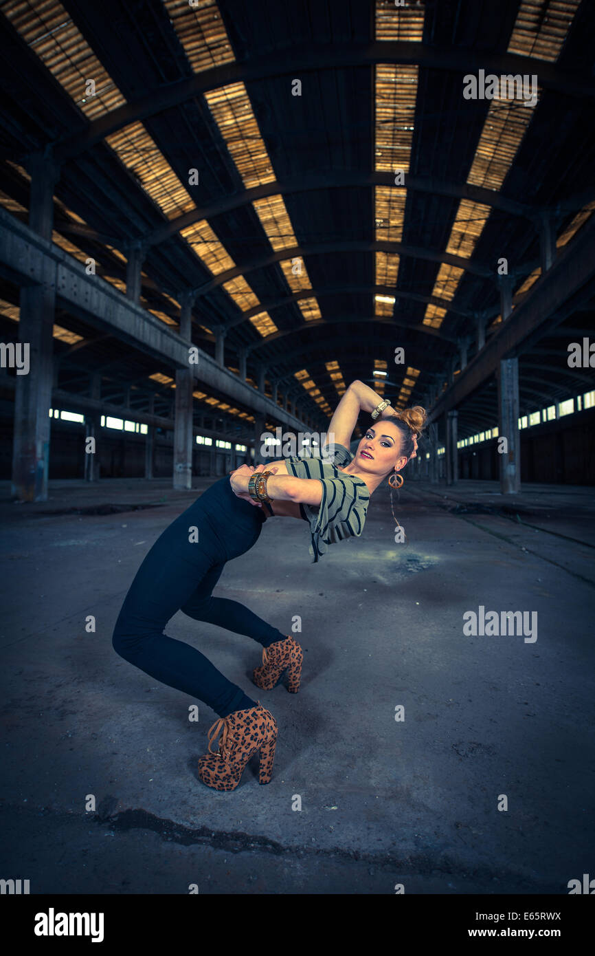 Hip hop ballerino in un industriale abbandonato hall in background Foto Stock