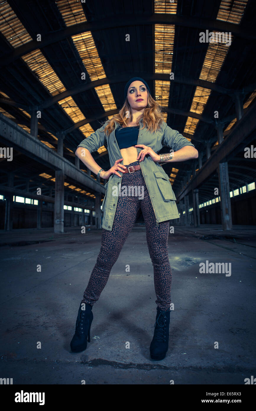 Hip hop ballerino in un industriale abbandonato hall in background Foto Stock