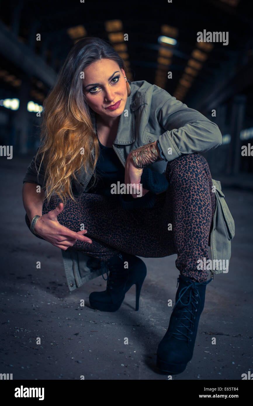 Hip hop ballerino in un industriale abbandonato hall in background Foto Stock