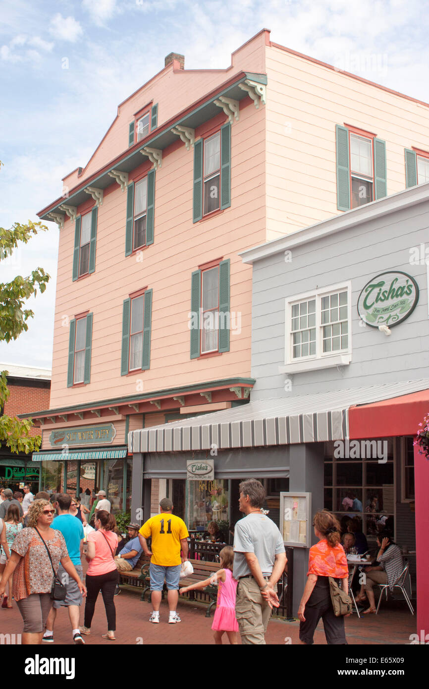 I turisti passano Tisha il bel ristorante sul Washington Street Mall in Cape May, New Jersey, Jersey Shore Foto Stock