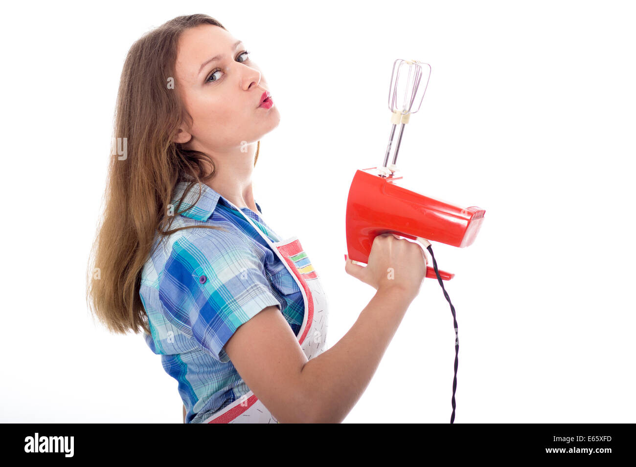 Giovane bruna femmina cuoco prepara il cibo con gli utensili da cucina Foto Stock