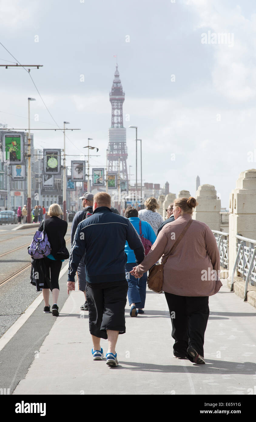 Lungomare di Blackpool Lancashire England Regno Unito e la famosa Torre di Blackpool vacanzieri vestita per l'inverno durante il mese di agosto 2014 Foto Stock