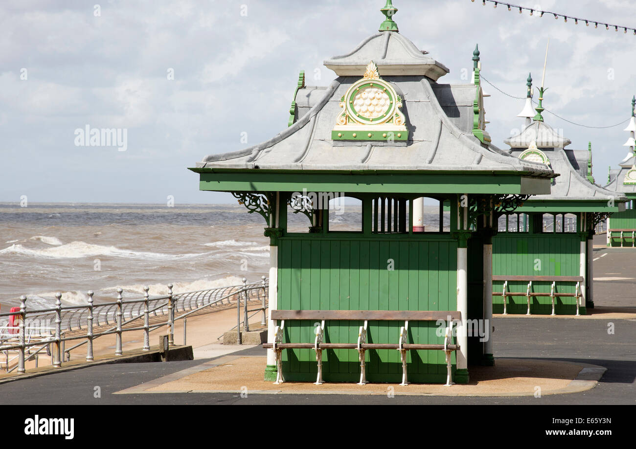 Il lungomare di rifugio per i turisti a sedersi North Shore di Blackpool Inghilterra REGNO UNITO Foto Stock