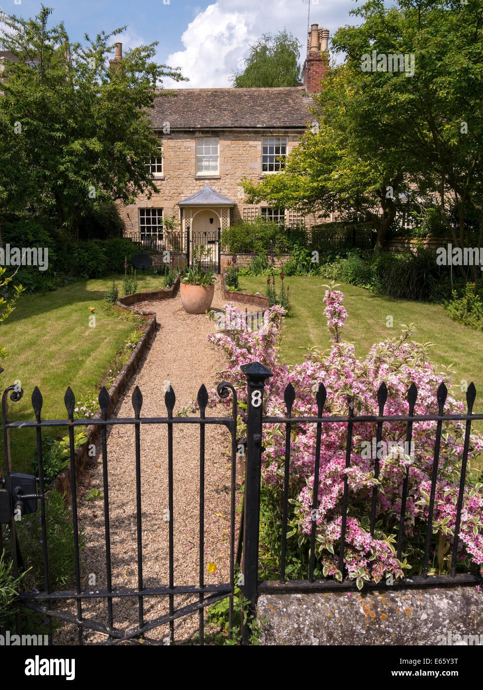 Vecchio attraente casa di paese in pietra cottage con bella veranda, giardino & ringhiere metalliche, bagno fila,Stamford, Lincolnshire,l'Inghilterra,UK Foto Stock