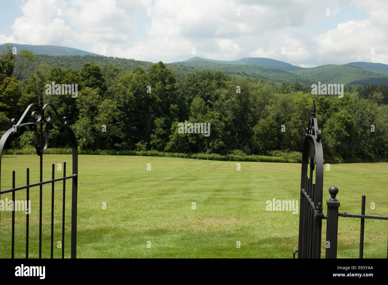Una superba vista della Taconic montagne attraverso i cancelli aperti in corrispondenza di una casa a Williamstown nel Massachusetts. Foto Stock