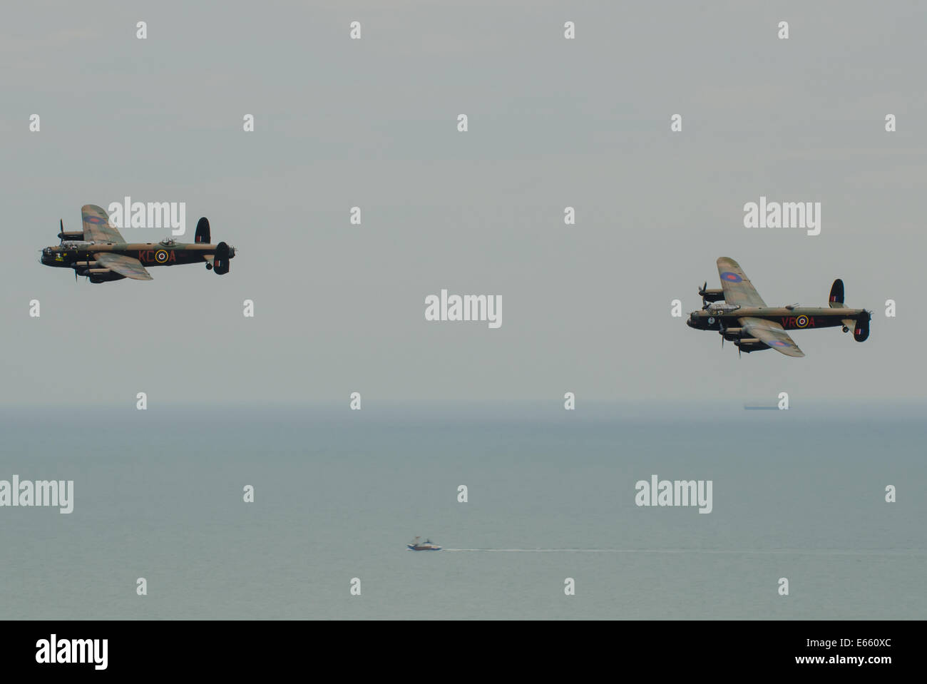 Due Avro Lancasters a 'Airbourne' - l'Airshow di Eastbourne. Bombardiere Lancaster aerei che volano in formazione sul mare Foto Stock