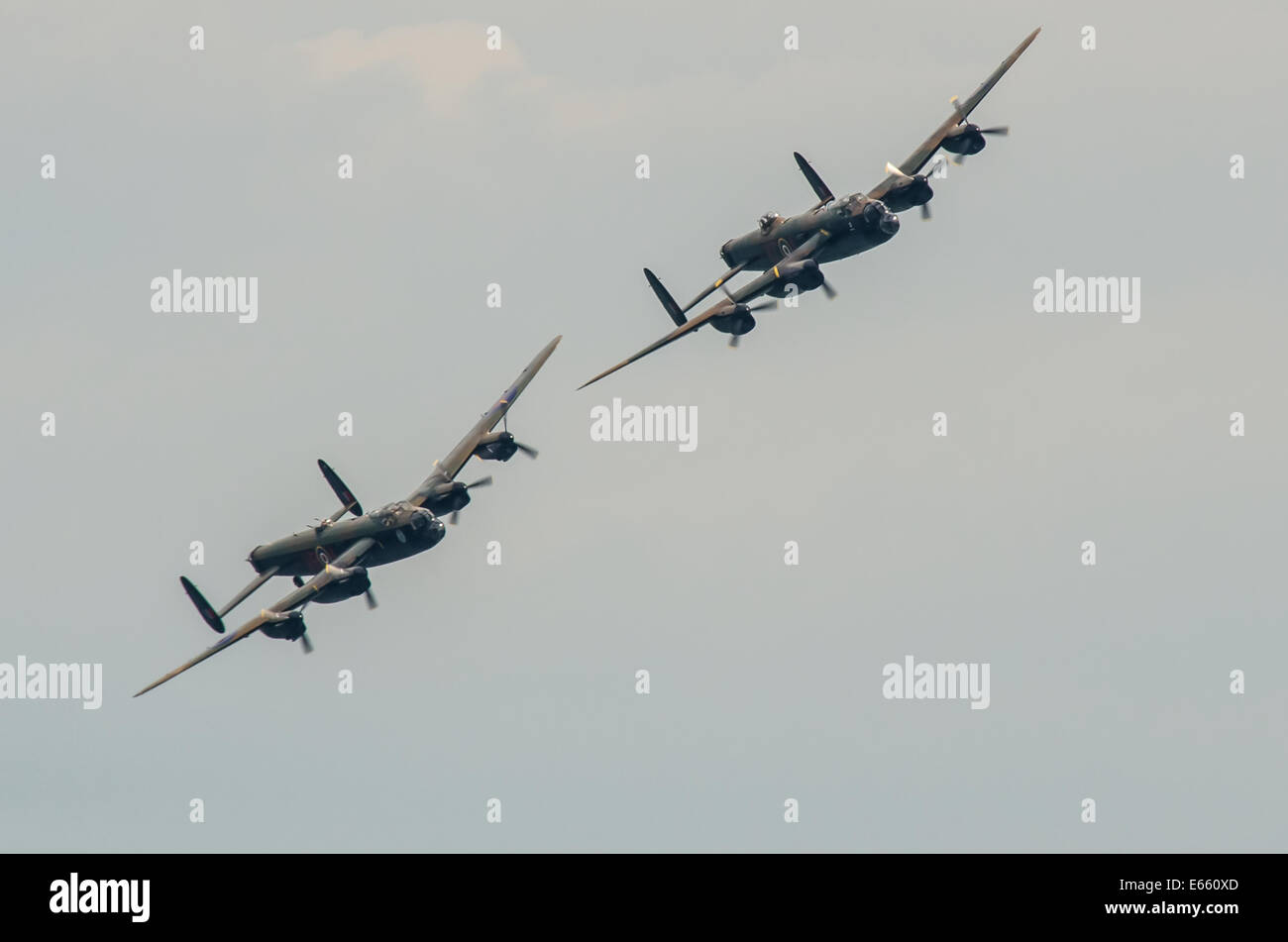 Due Avro Lancasters a 'Airbourne' - l'Airshow di Eastbourne. Bombardiere Lancaster aerei che volano in formazione Foto Stock