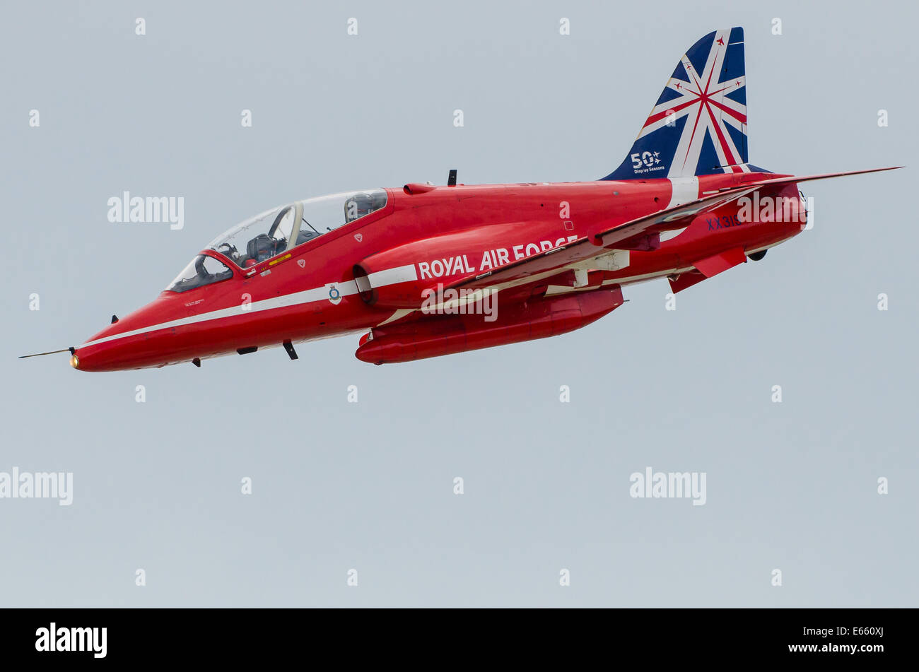 Le frecce rosse solo jet a 'Airbourne' - l'Airshow di Eastbourne. Unico Hawk aereo jet con Union Jack flag tail Foto Stock