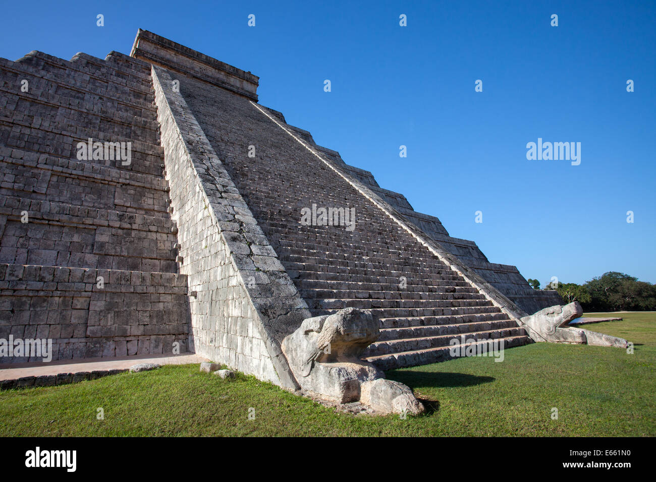 Le scale di El Castillo piramide di Chichen-Itza, Yucatan, Messico. Foto Stock