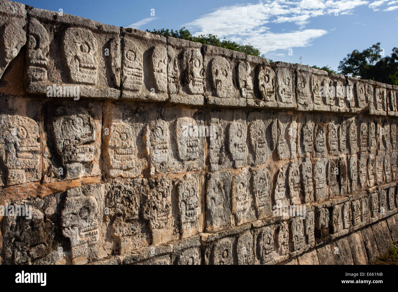 Il tzompantli, o parete di teschi, Chichen-Itza, Yucatan, Messico. Foto Stock