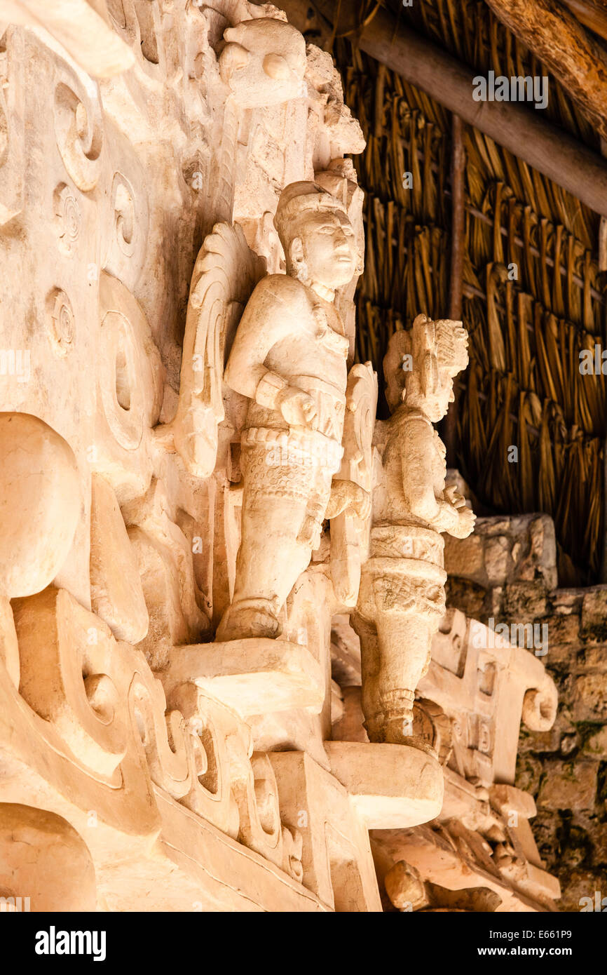 Due figure alate presso la tomba del re Ukil Kan Lek Tok nell' Acropoli di Ek Balam, Yucatan, Messico. Foto Stock