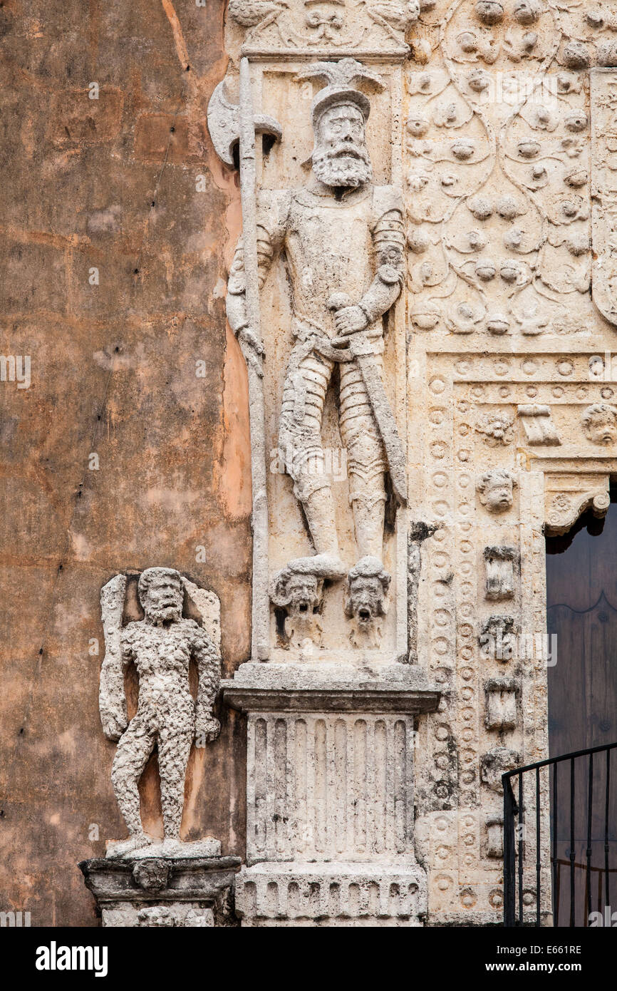 La scultura raffigurante la presentazione in spagnolo del Messico indigene sulla parte anteriore della Casa de Montejo in Merida, Messico Foto Stock