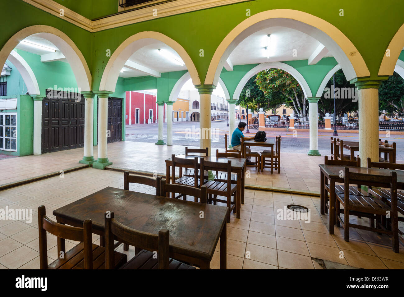 Guardando a downtown da un andamento arcuato food court a Valladolid, Yucatan, Messico Foto Stock