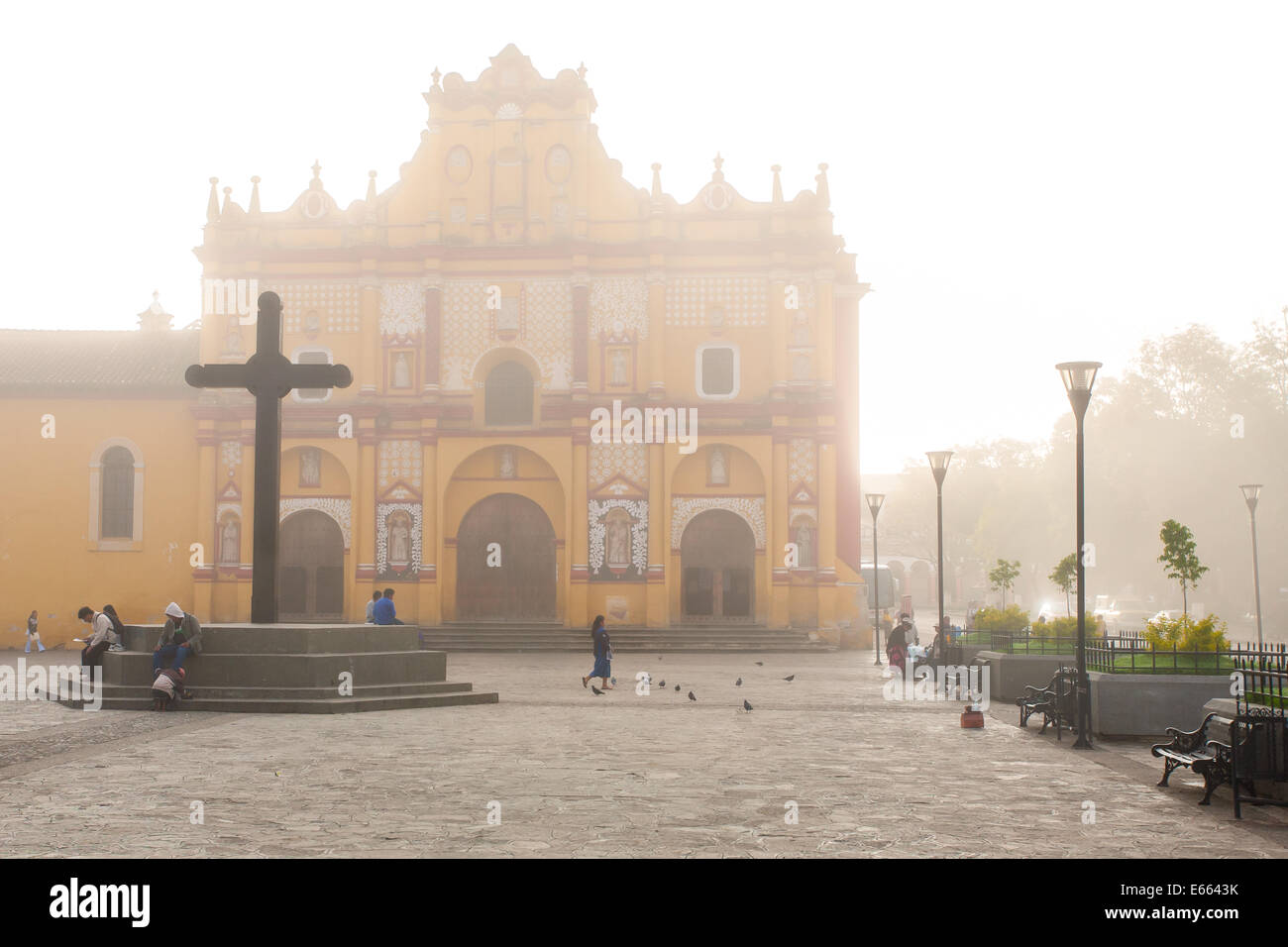 Una mattinata nebbiosa nella plaza di San Cristobal de las Casas, Chiapas, Messico. Foto Stock