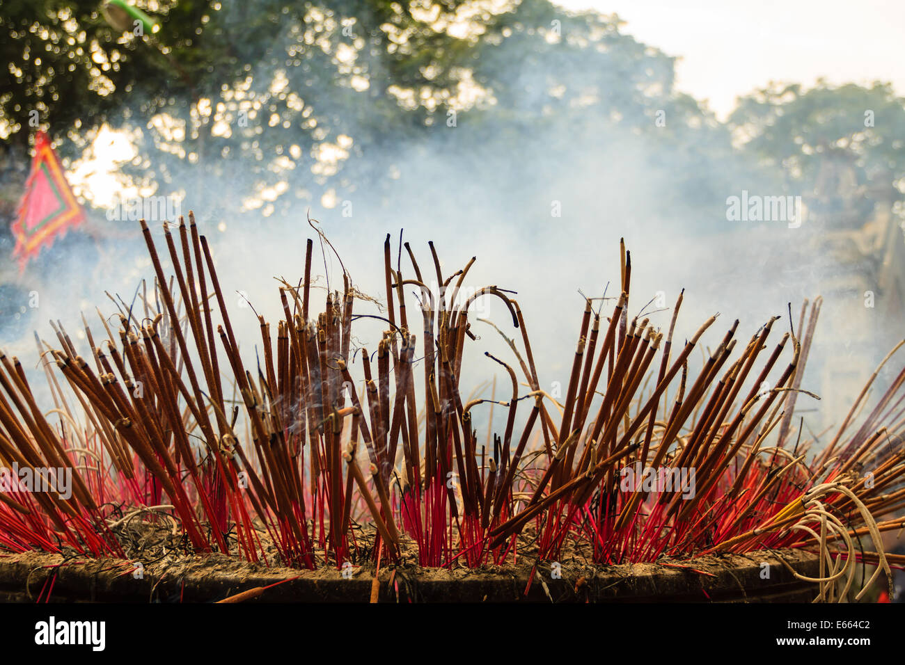L'incenso bruciatore ad Hanoi, Vietnam Foto Stock