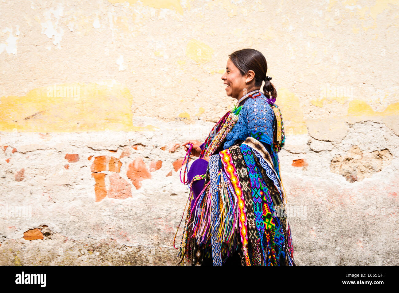 Un Tzotzil fornitore indiano passeggiate lungo una strada nei pressi di Plaza di San Cristobal de las Casas, Chiapas, Messico. Foto Stock