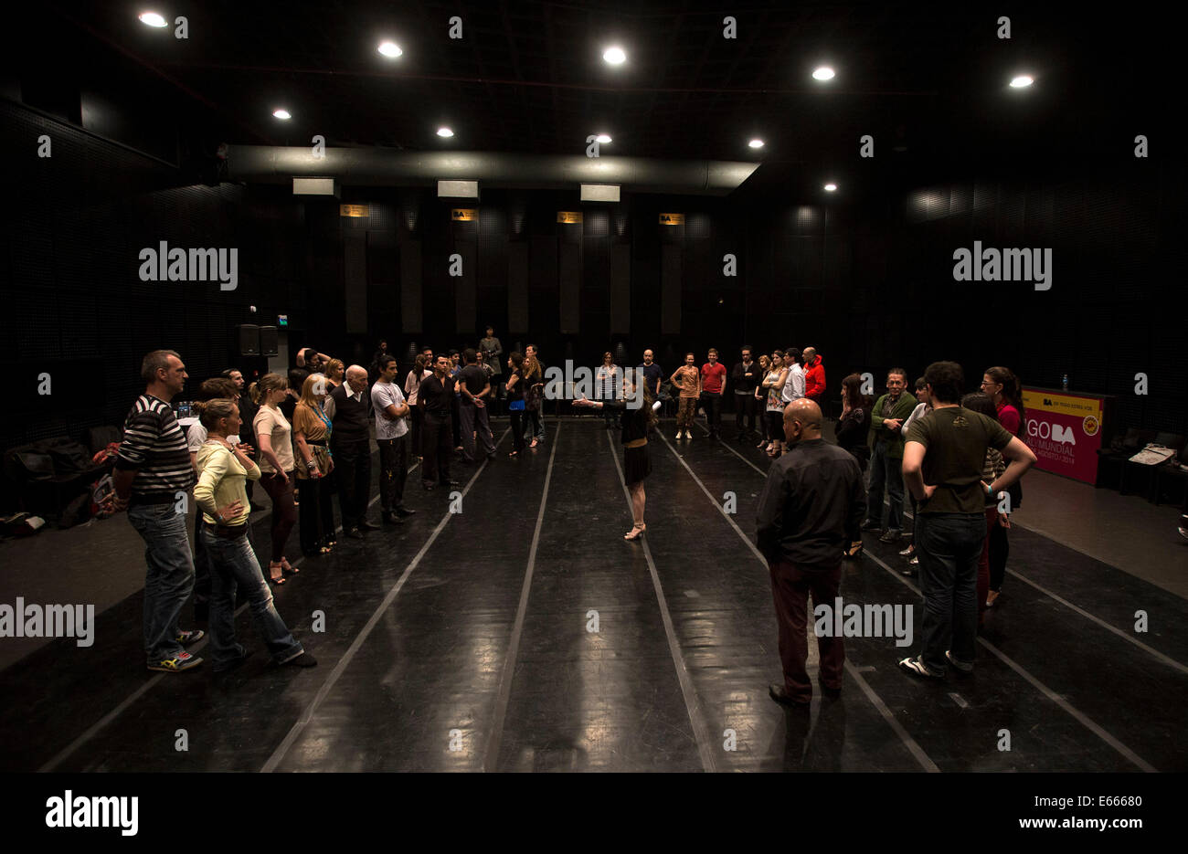 Buenos Aires, Argentina. Il 15 agosto, 2014. Il Professor Carolina Bonaventura (C) prende parte ad una induzione di 'Tango Escenario' di classe, durante il Festival di Tango di Buenos Aires, Argentina, il 15 agosto 2014. Credito: Martin Zabala/Xinhua/Alamy Live News Foto Stock