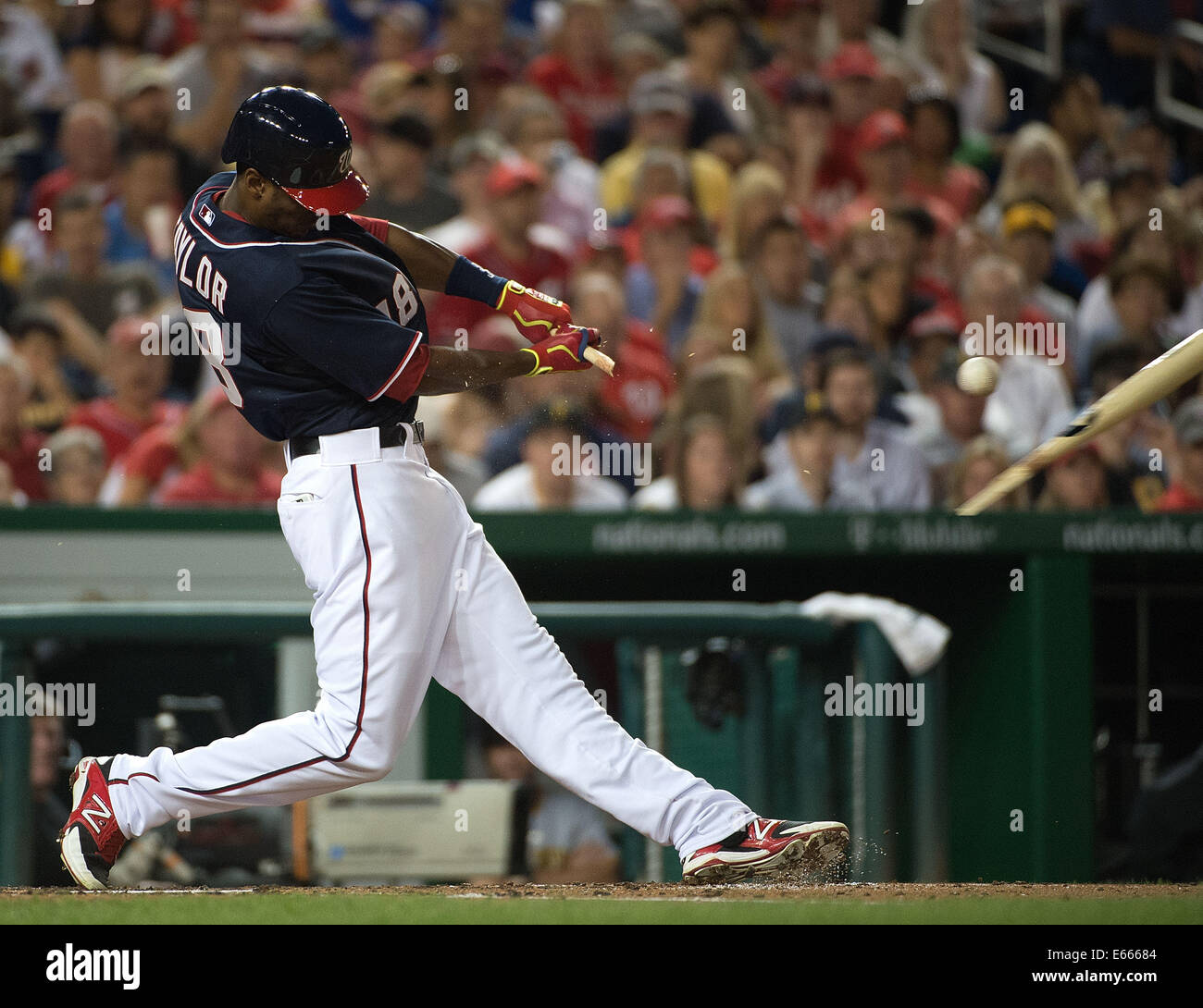 Washington, DC, Stati Uniti d'America. Il 15 agosto, 2014. Washington cittadini diritto fielder Michael Taylor (18) si frantuma il suo bat su un passo da Pittsburgh Pirates a partire lanciatore Charlie Morton (50) durante il terzo inning del loro gioco a cittadini Park a Washington D.C, Venerdì, 15 agosto 2014. Credito: Harry E. Walker/ZUMA filo/Alamy Live News Foto Stock