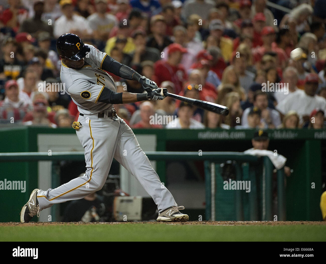 Washington, DC, Stati Uniti d'America. Il 15 agosto, 2014. Pittsburgh Pirates sinistra fielder Starling Marte (6) colpisce un due-run home run off Washington cittadini a partire pitcher Tanner Roark (57) durante il quarto inning del loro gioco a cittadini Park a Washington D.C, Venerdì, 15 agosto 2014. Credito: Harry E. Walker/ZUMA filo/Alamy Live News Foto Stock