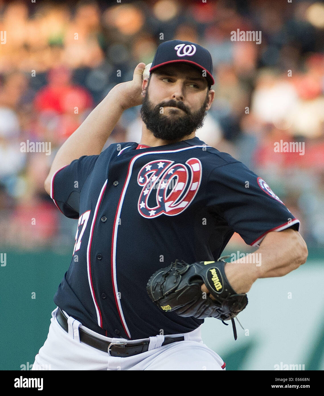 Washington, DC, Stati Uniti d'America. Il 15 agosto, 2014. Cittadini di Washington a partire pitcher Tanner Roark (57) eroga un passo contro i pirati di Pittsburgh durante il primo inning di gioco i loro cittadini a parcheggiare in Washington D.C, Venerdì, 15 agosto 2014. Credito: Harry E. Walker/ZUMA filo/Alamy Live News Foto Stock